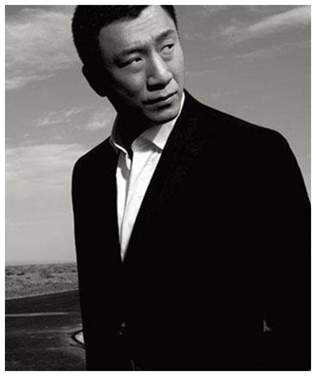 孙红雷减肥成功晒自拍照,眼睛变大尖下巴明显,与从前判若两人?