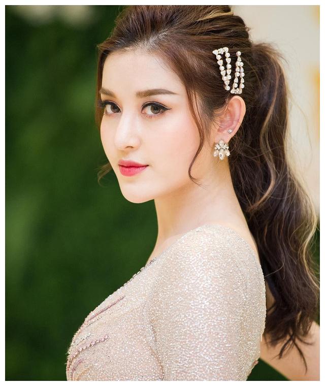 红毯穿搭杀手nguyen95年出生,以模特身份出道的她,在模特圈摸爬滚打一