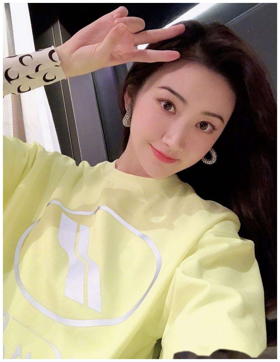 景甜室内玩自拍,同一个角色摆出四种手势,怪不得说心情明朗