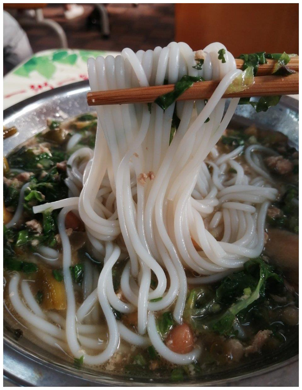 广西人早餐都爱吃的生榨米粉,虽有酸馊味,却让人欲罢不能