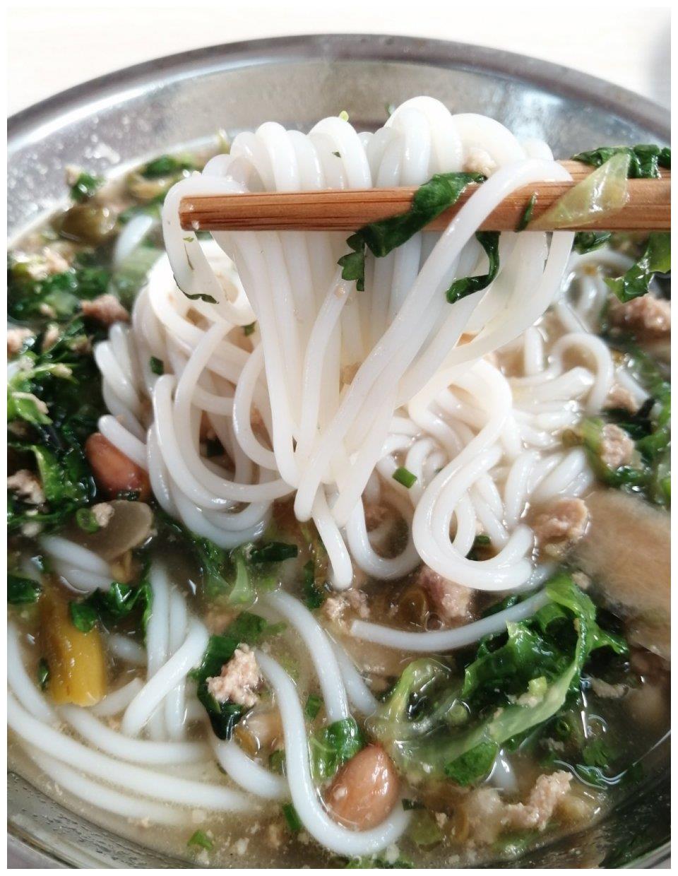 广西人早餐都爱吃的生榨米粉,虽有酸馊味,却让人欲罢不能