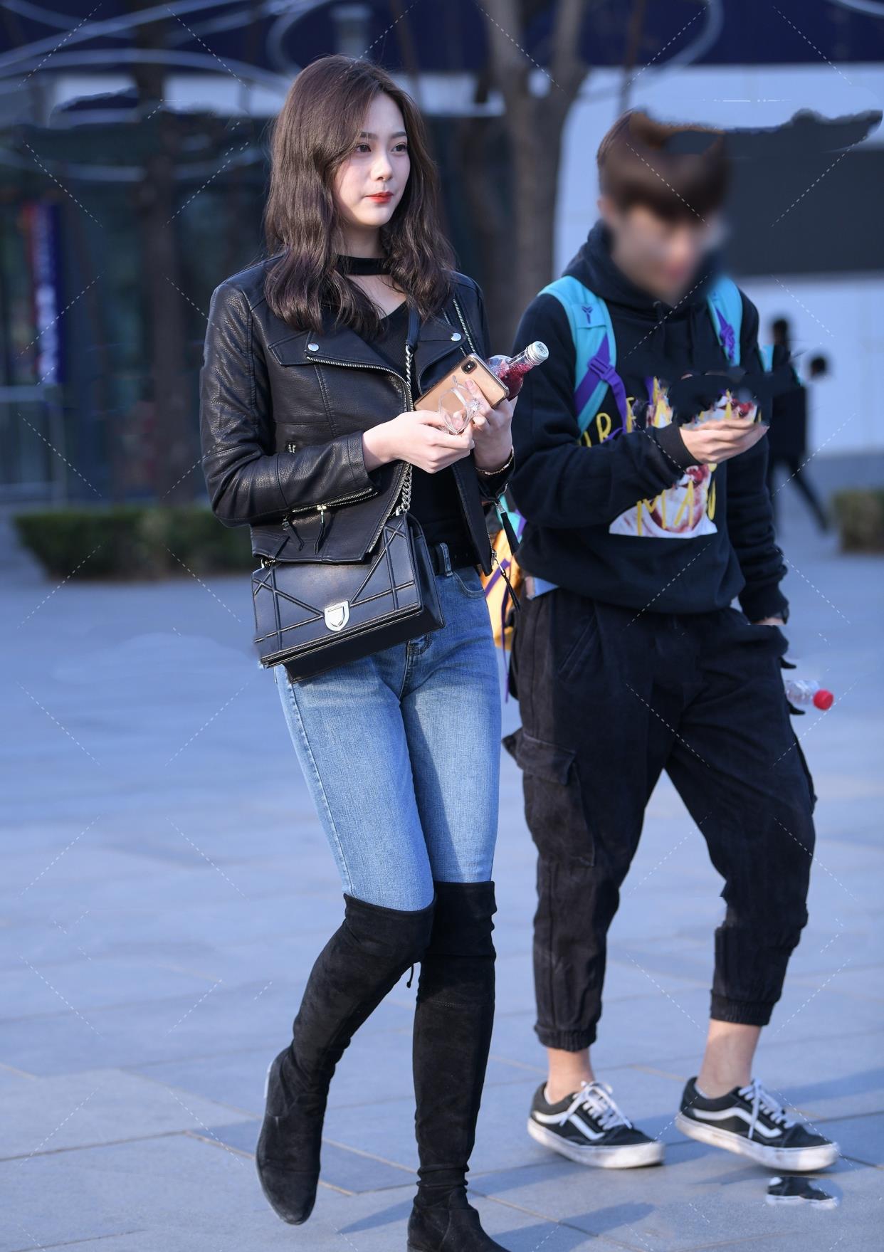 皮衣搭配牛仔裤再搭配一双高筒马靴穿出了酷飒之风