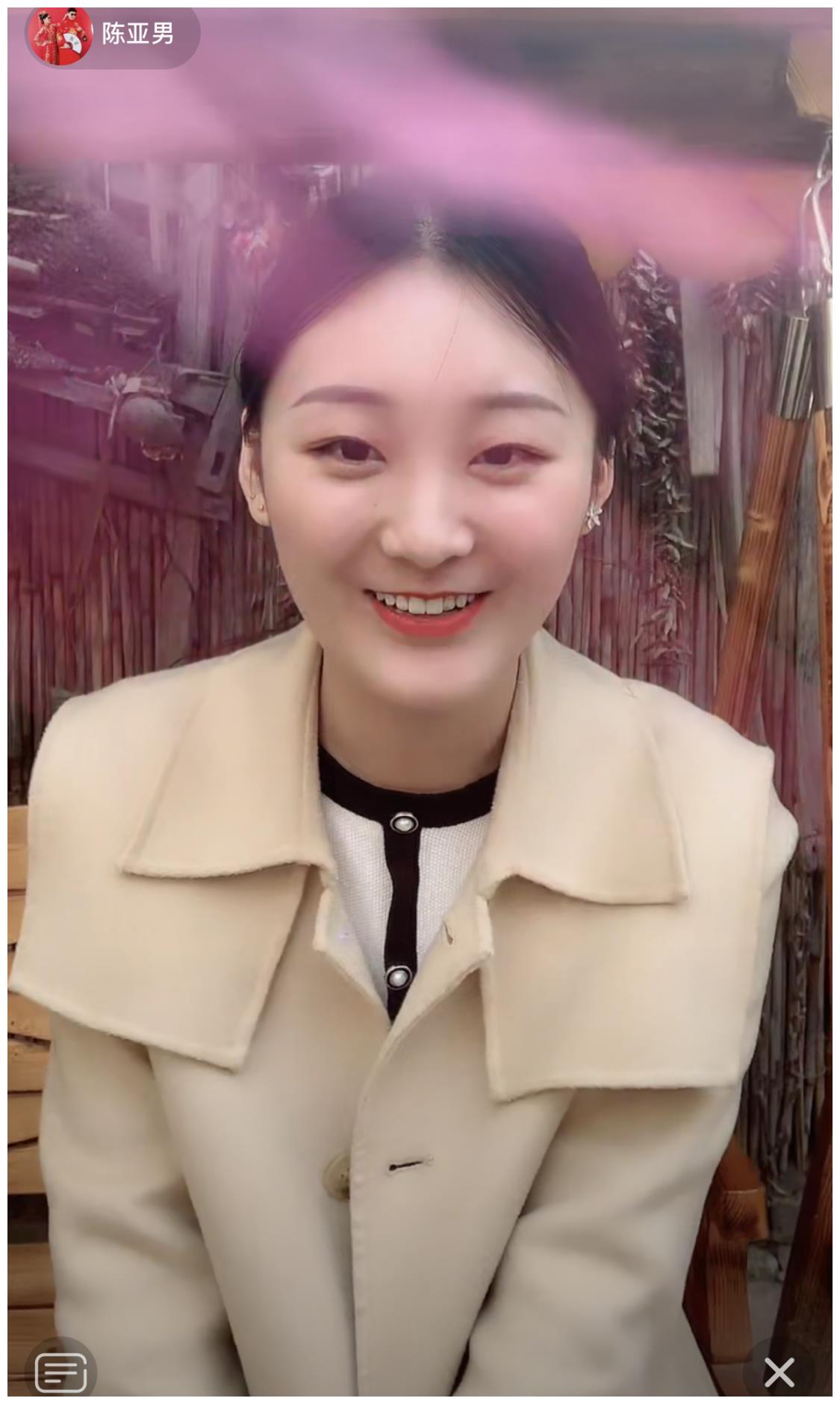 大衣哥在厕所门口为儿媳妇亚男包饺子吃,被问抱孙子笑得合不拢嘴|大衣