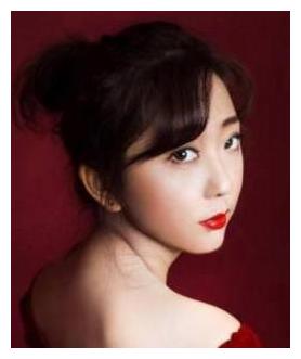 被吴京"宠",靠女扮男装成名的"龙小云"张辰,今31岁美成这样