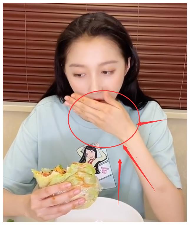 关晓彤这脸上抹了多少粉?当她用手遮住嘴巴时,至少差了10个色号