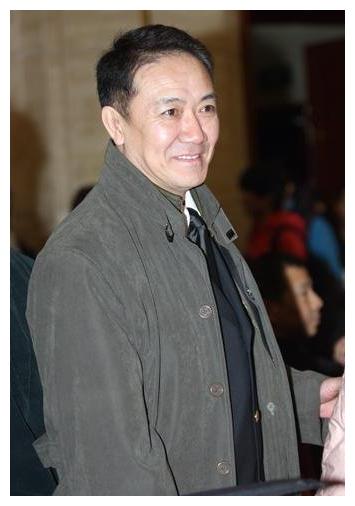 李幼斌近照显老态,出席酒局有人拉帘气势大,与13岁娇妻恩爱至今