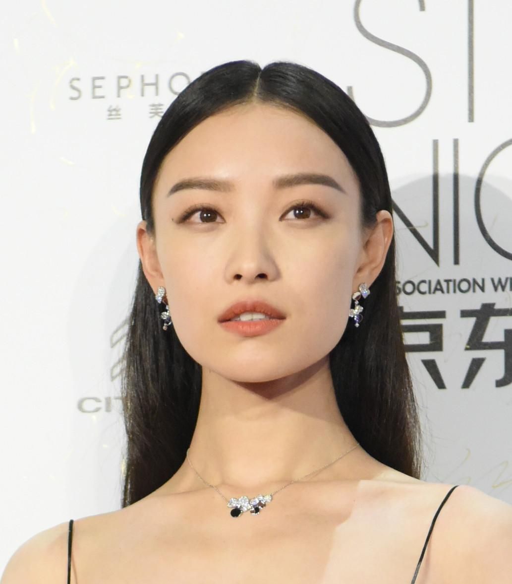 倪妮的时尚穿搭:细吊带长裙,妩媚优雅