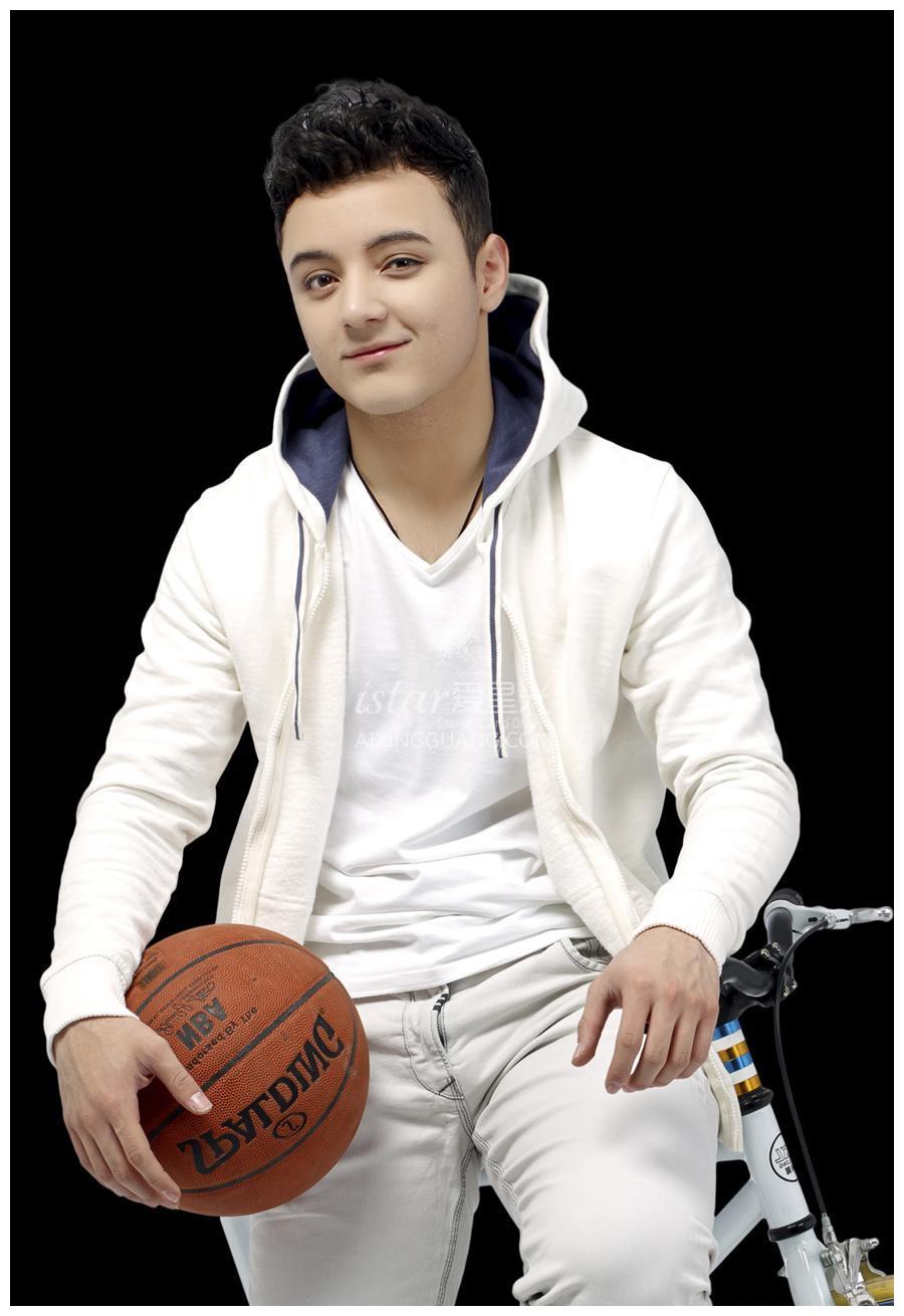 童星阿尔法近照瘦脱相满脸皱纹老气横生19岁就秃顶靠假发度日