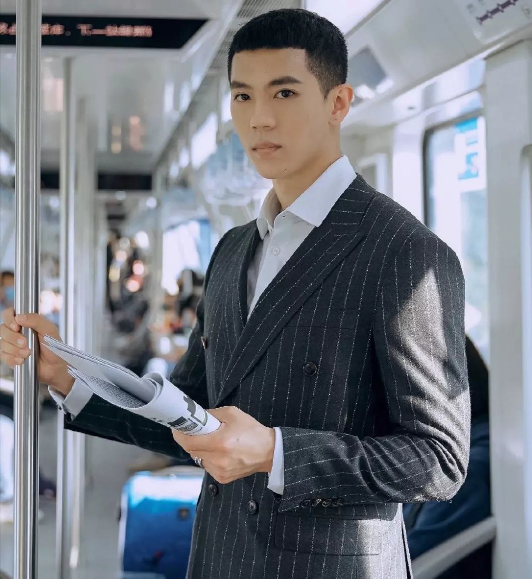 寸头肌肉男穿上西装霸气侧漏,颜值爆表,型男范十足