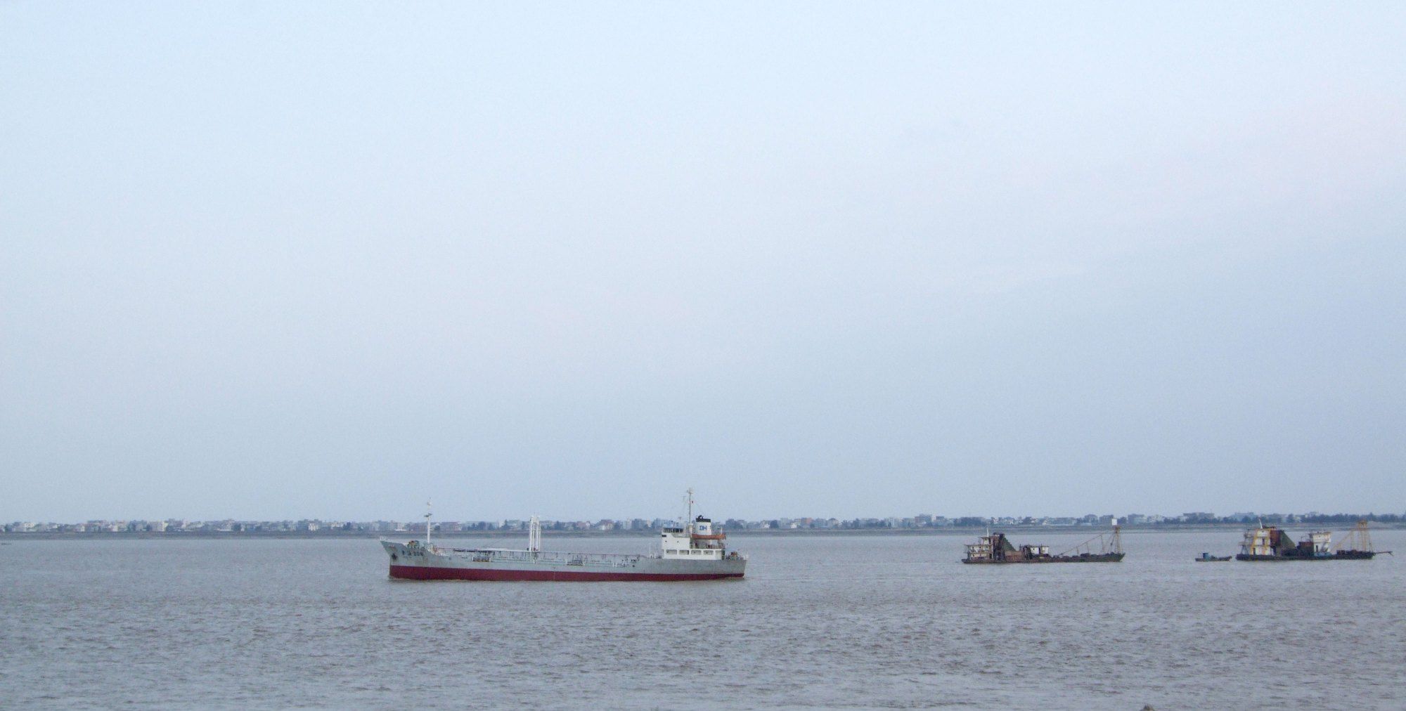 温州瓯江随拍，瓯江边的木渔船，瓯江边的码头，欧江上的船只