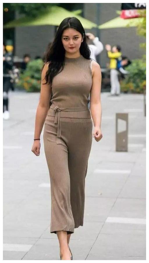 微胖美女,深卡其色套装成熟稳重,女人味十足__财经头条