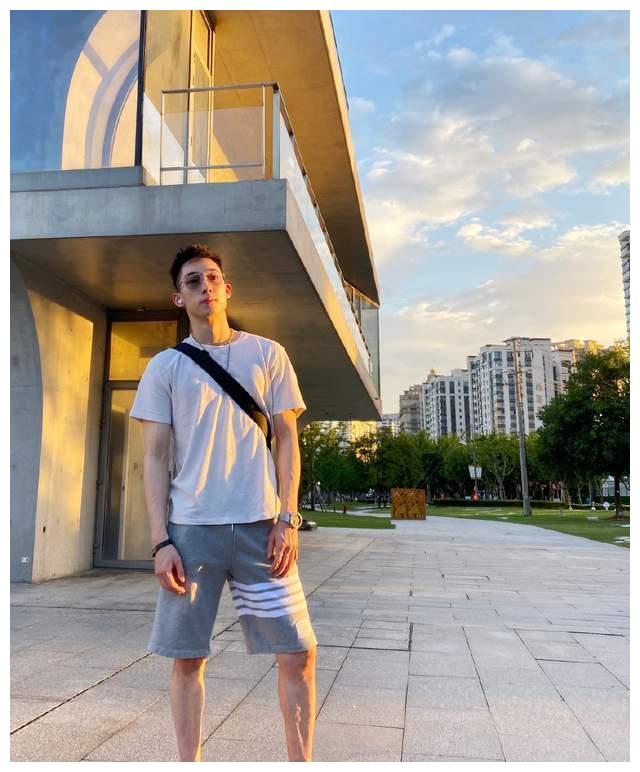 而于家翊长期居住国外,既是篮球爱好者又是模特,并且19岁还创业成功