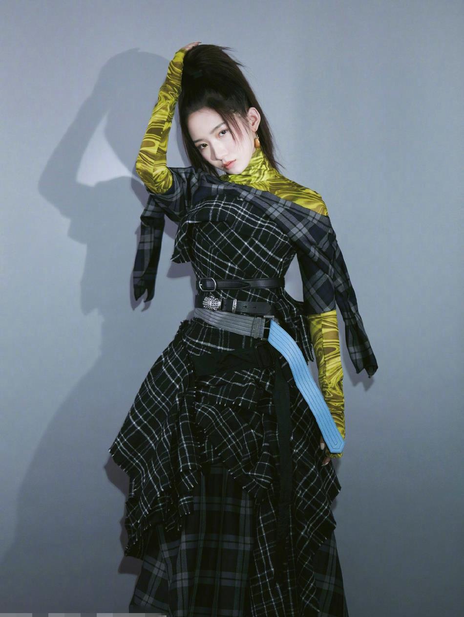 孟美岐精彩ok杂志写真高马尾造型很时尚