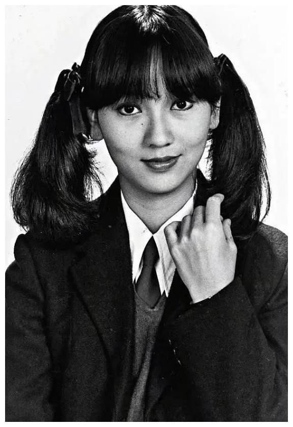赵雅芝旧照曝光,扎马尾梳空气刘海超显嫩,颜值40年来没变过