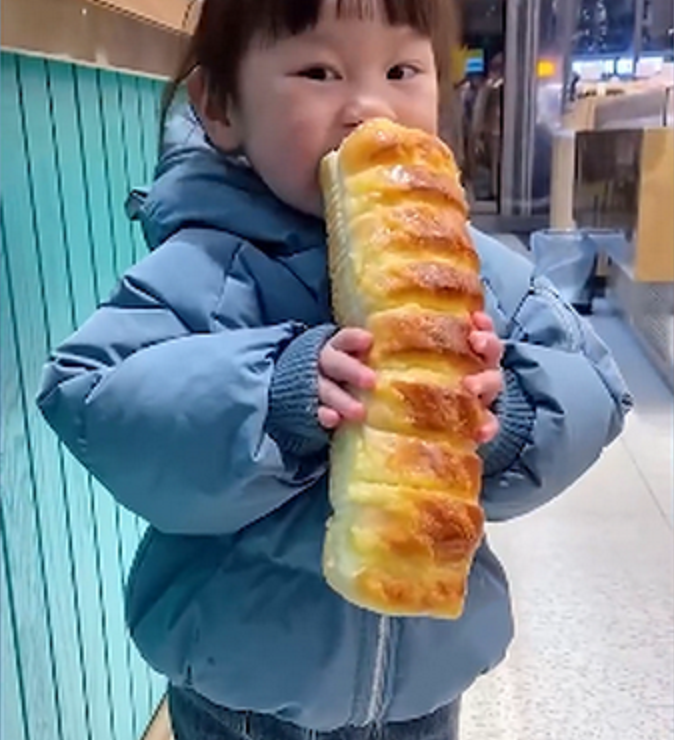 太可爱!2岁萌娃偷啃橱窗面包被发现,妈妈的做法值得点赞休闲区蓝鸢梦想 - Www.slyday.coM 太可爱!2岁萌娃偷啃橱窗面包被发现,妈妈的做法值得点赞休闲区蓝鸢梦想 - Www.slyday.coM