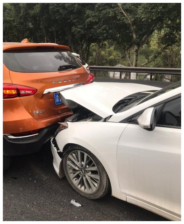高速上遭遇了多车连环追尾事故,我被夹在中间,前面是一辆东风风神suv