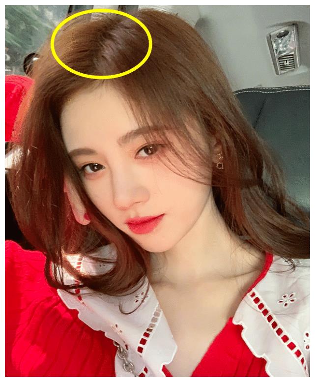 原来鞠婧祎发量多也不是天生的,当镜头拍到她的头皮,瞬间顿悟了