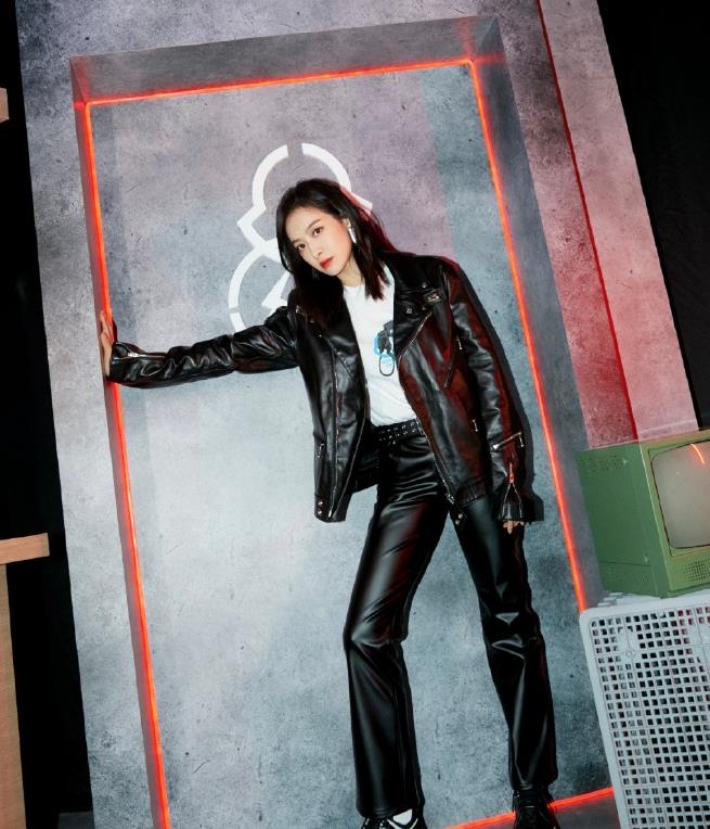 蓝盈莹黑色皮衣搭配阔腿裤帅气而且时尚气质得到提升