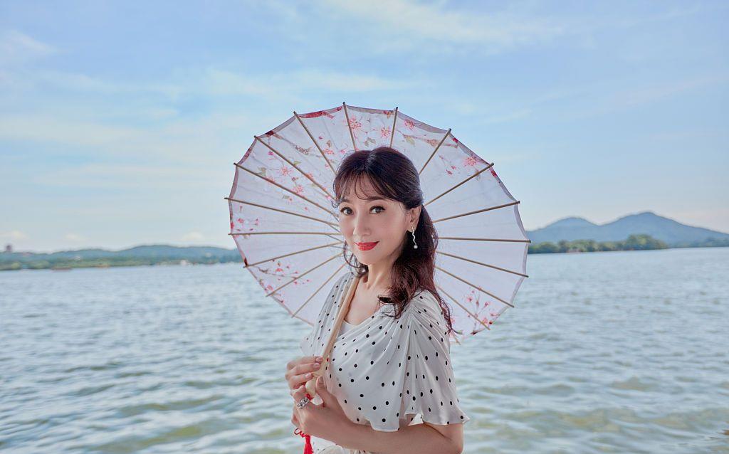 青回!"白娘子"赵雅芝再现西湖借伞 穿白色长裙凭栏眺望画面美