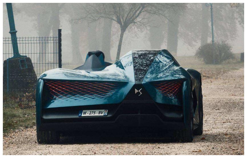 地板全透明配蝶翼门,车里只能坐仨人