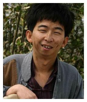 今天要说的就是被称为"中国内地第一丑星"的演员巨兴茂,他的相貌丑陋