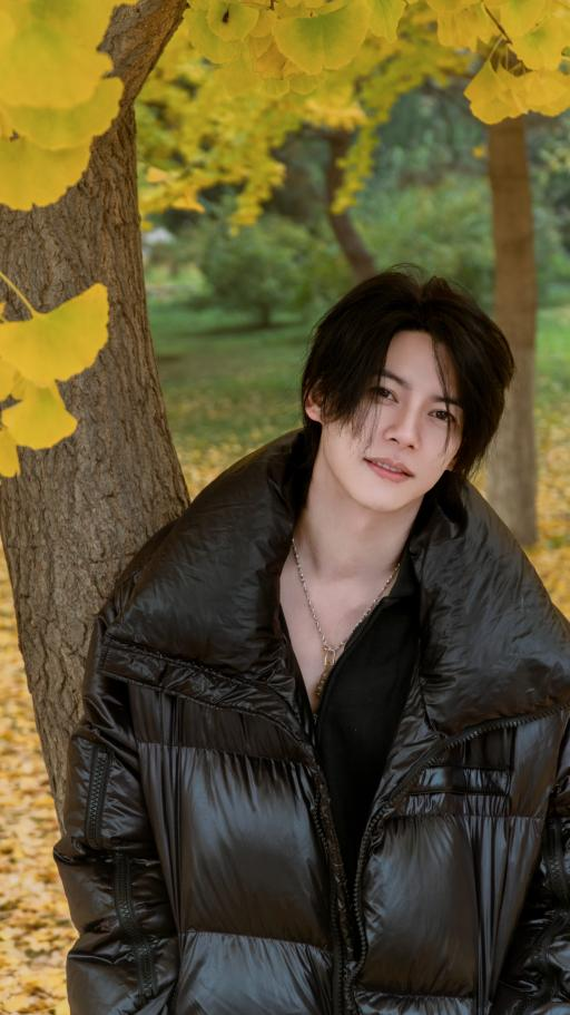 陈柏融初冬写真曝光,羽绒服也能穿出不羁感__财经头条