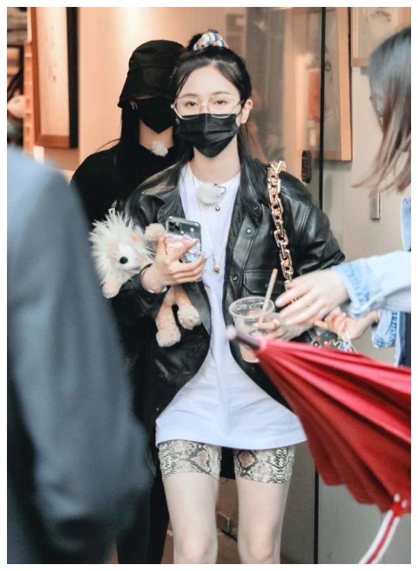 吴宣仪才是真腿精,为秀腿长穿"纹身裤"出镜,这腿怕是被上帝吻