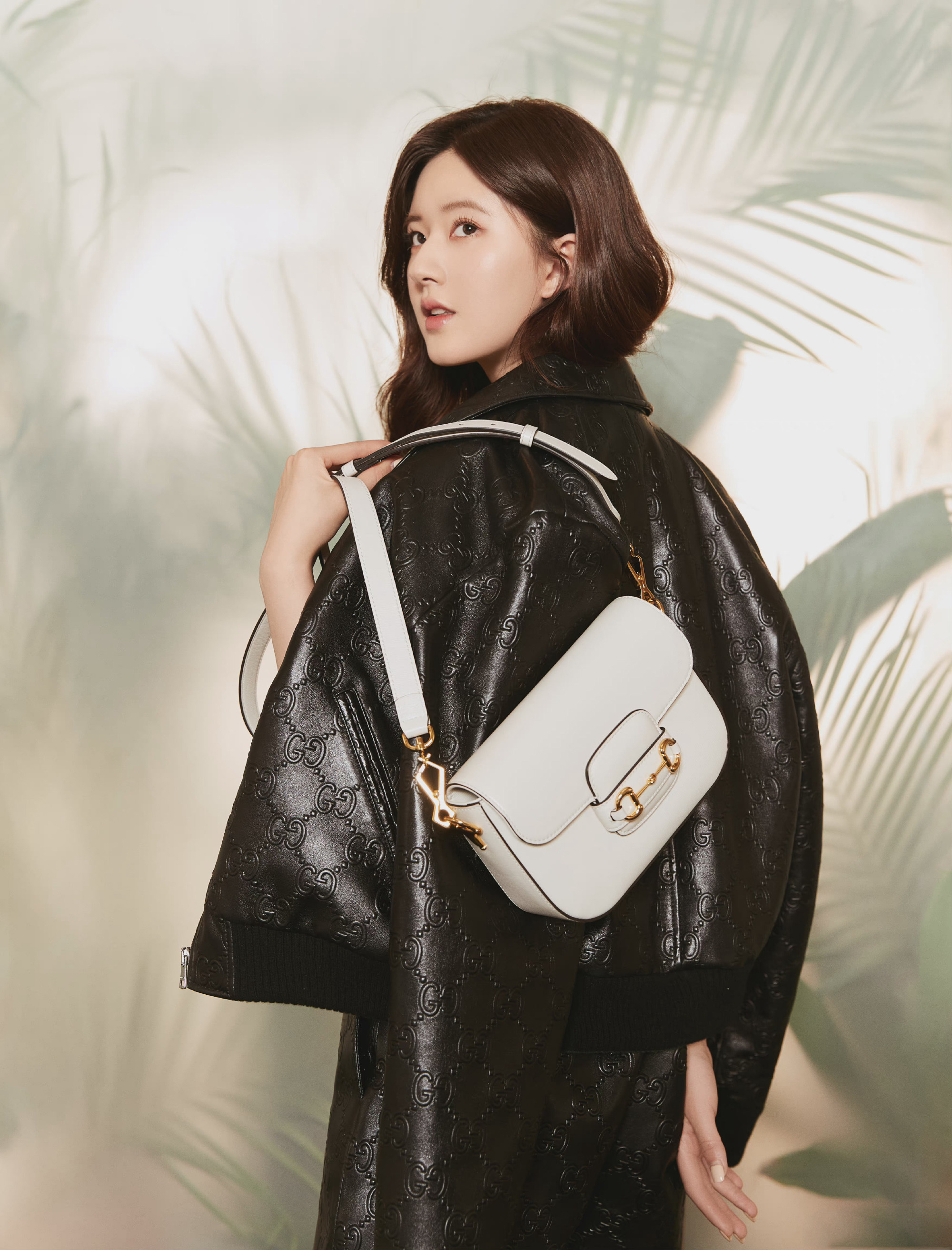 赵露思最新大片释出,身穿黑色质感皮衣内搭白色互扣式双g白t__财经