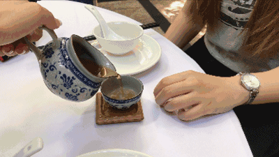 有一年乾隆微服下江南,他有意扮成了仆人,既然是仆人,仆人给主人倒茶