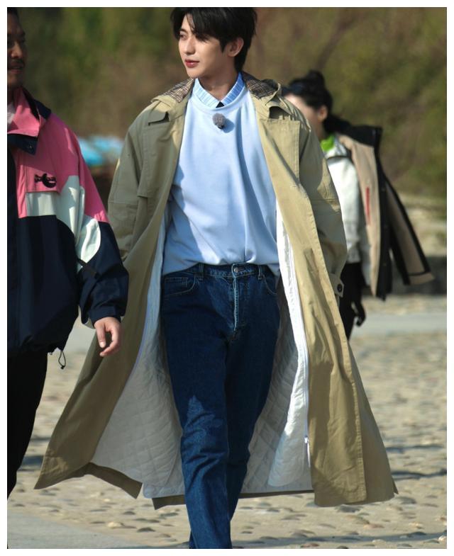 蔡徐坤《奔跑吧》路透,生图颜值真实,风衣造型偶像剧男主本人