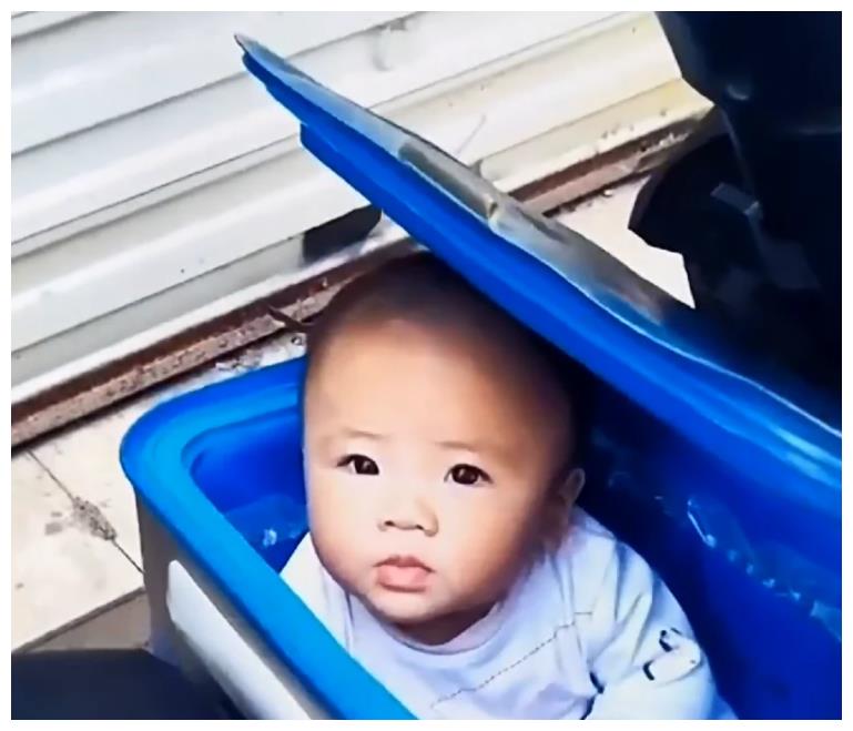 藏在外卖箱的宝宝霏儿,出生6个月跟着爸爸送外卖,如今怎样了?休闲区蓝鸢梦想 - Www.slyday.coM 藏在外卖箱的宝宝霏儿,出生6个月跟着爸爸送外卖,如今怎样了?休闲区蓝鸢梦想 - Www.slyday.coM