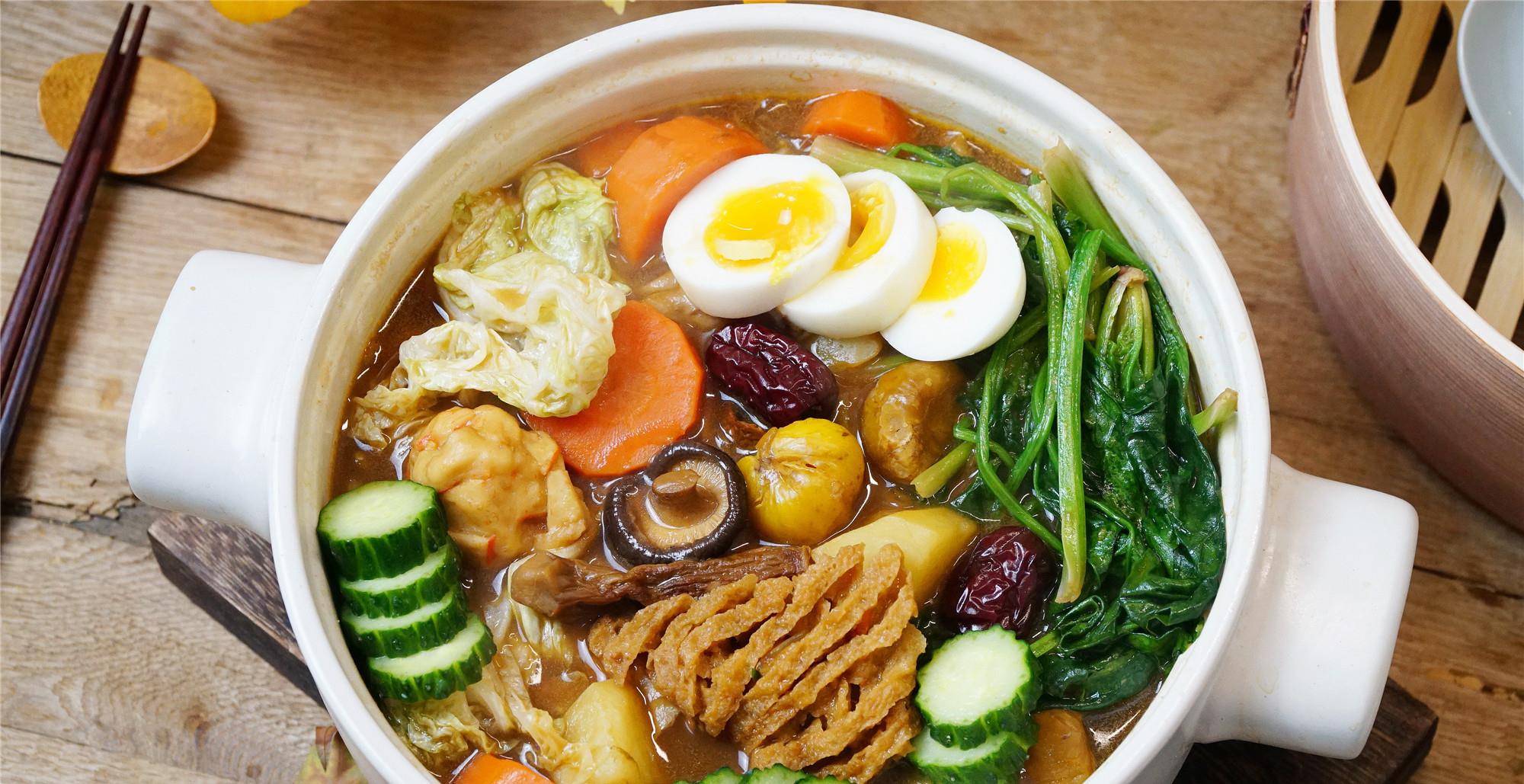 天太冷,炖了一锅"素焖锅",不值钱,热腾腾老香了,全家吃过瘾