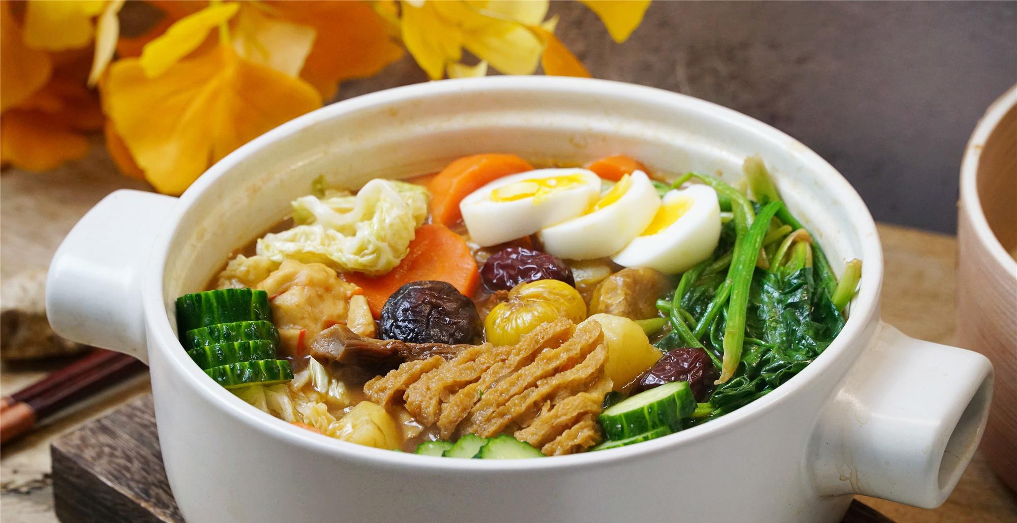 天太冷,炖了一锅"素焖锅",不值钱,热腾腾老香了,全家吃过瘾