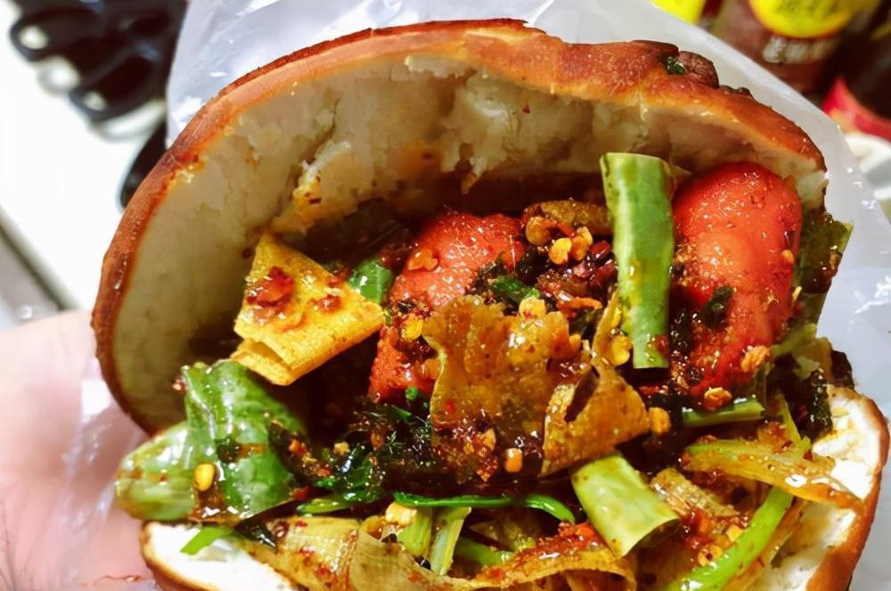 下班饿了,吃个油炸串串夹馍吧!|油炸串|下班|酱料_新浪新闻