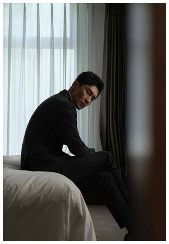 曹磊出席2021国剧盛典现代装展现不一样个人魅力