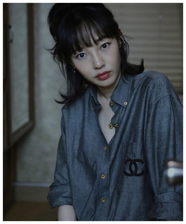 有种"重出江湖"叫白百何,剪短发加空气刘海,像个韩式美女