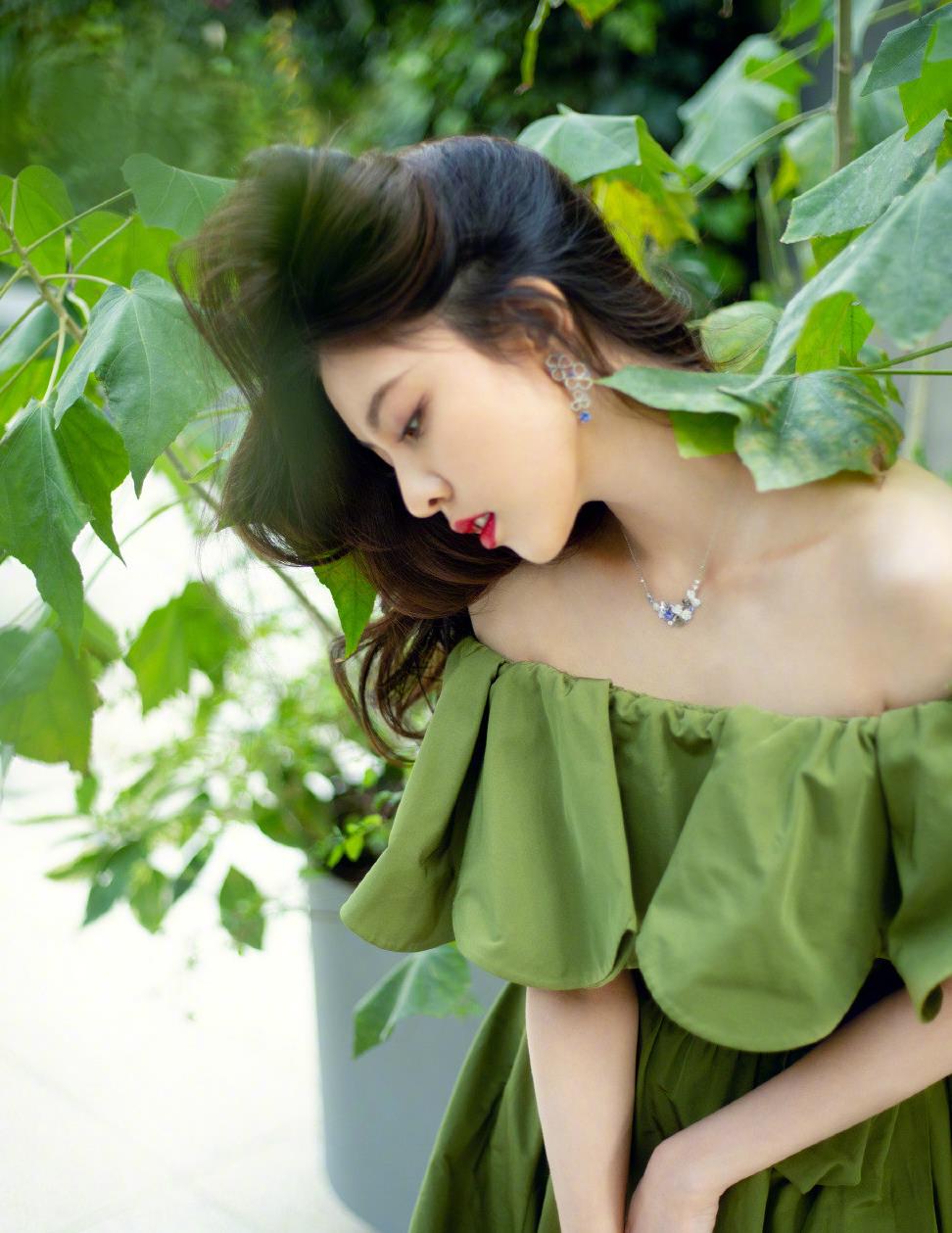 张一山女友宋妍霏腰细腿长穿衣打扮也很任性