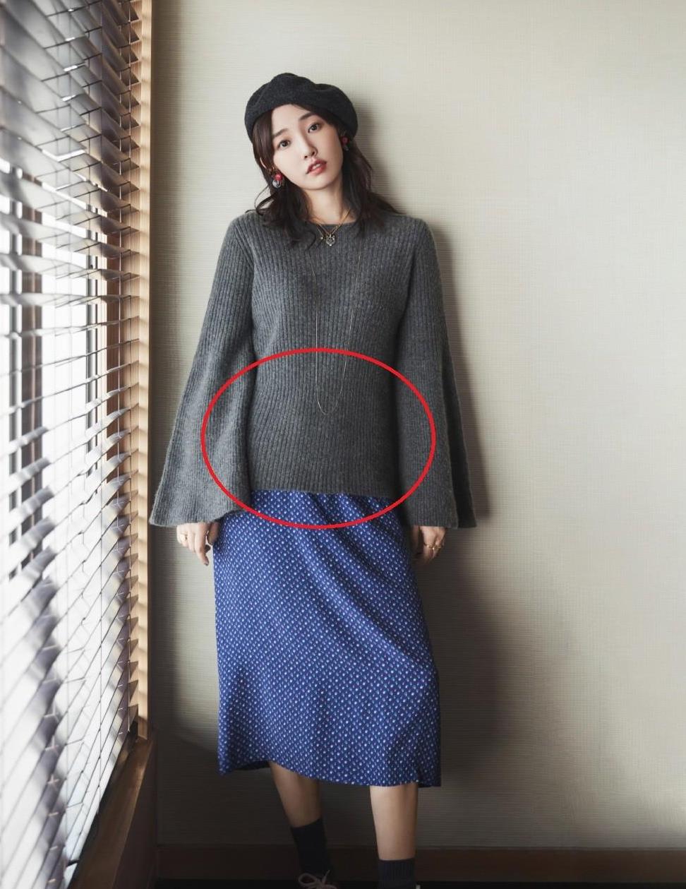 身材不好别学明星穿衣服,白百何毛衣印花裙,都不慎穿出小肚子了