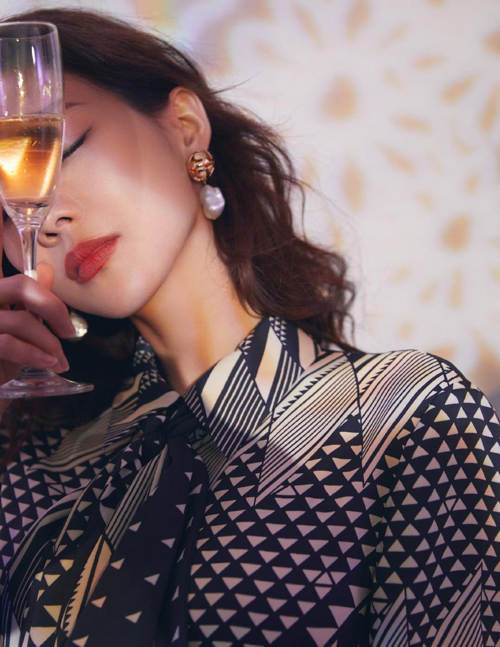 王霏霏亮相活动,身穿印花连衣裙,拍出来的暗夜大片太有感觉啦