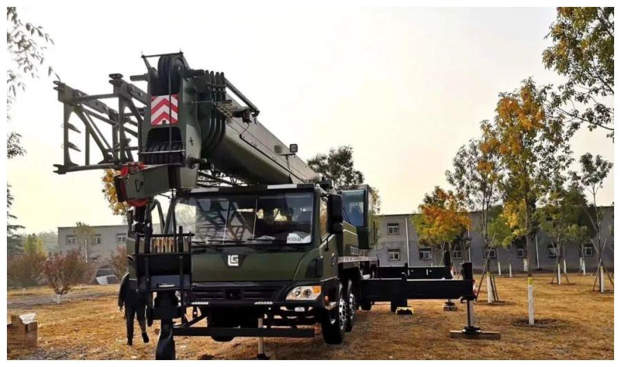 军绿款徐工qy25j柳工tc500军用吊车市场也要开始了