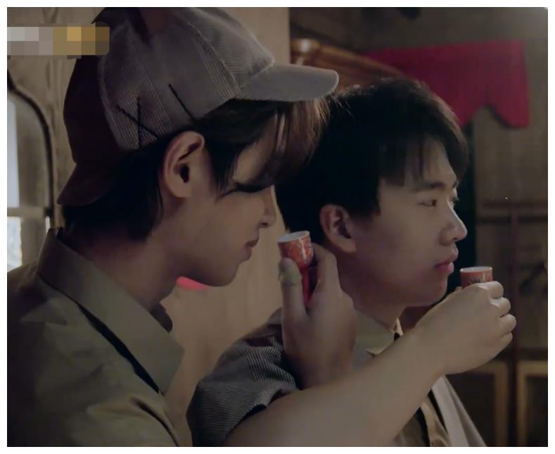 杨幂看黄明昊郭麒麟喝交杯酒的眼神,欣慰的笑容