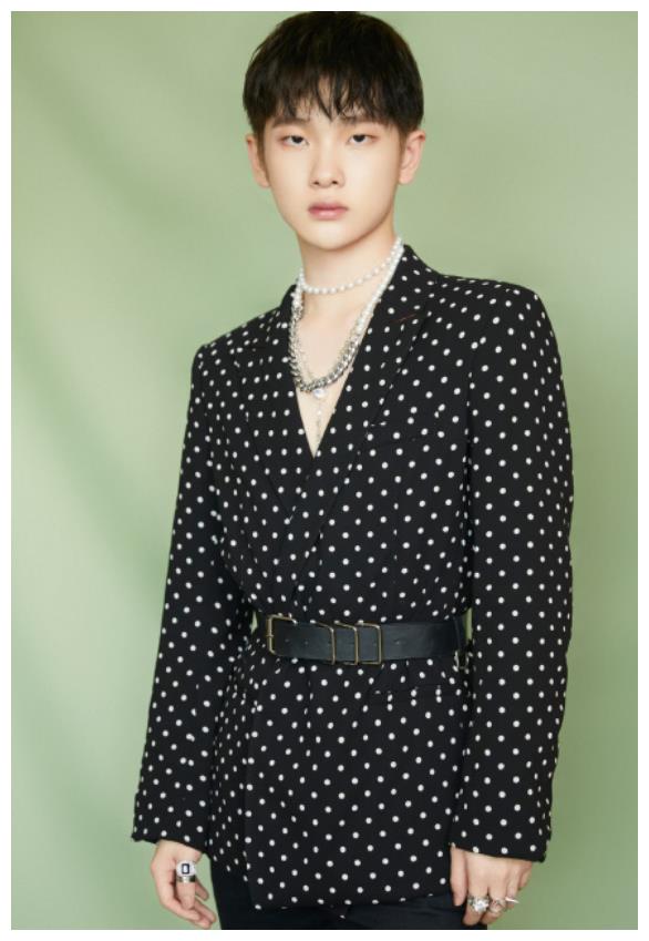 周震南"还钱风波"首露面,一身潮牌仍帅气,面对镜头