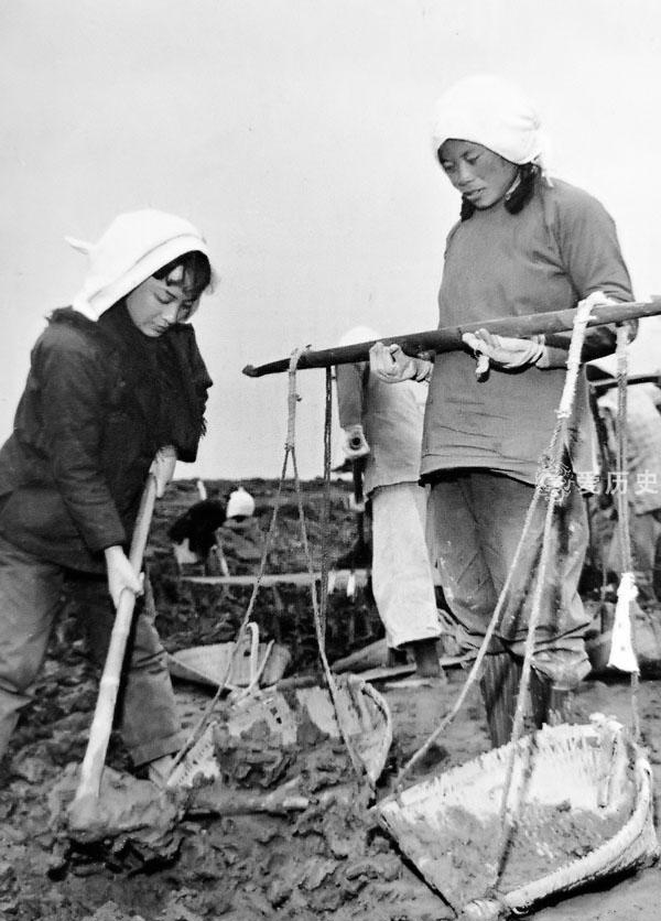 当时在中国农村,文艺工作者深入田间地头,与农民同吃同坐同劳动,在