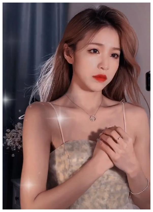 刘思瑶再晒完美曲线照,细腰马甲线真羡慕,不过却无意暴露了身高