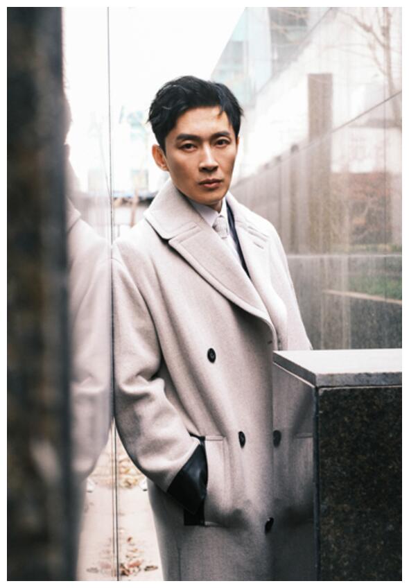 曹磊出席2021国剧盛典现代装展现不一样个人魅力