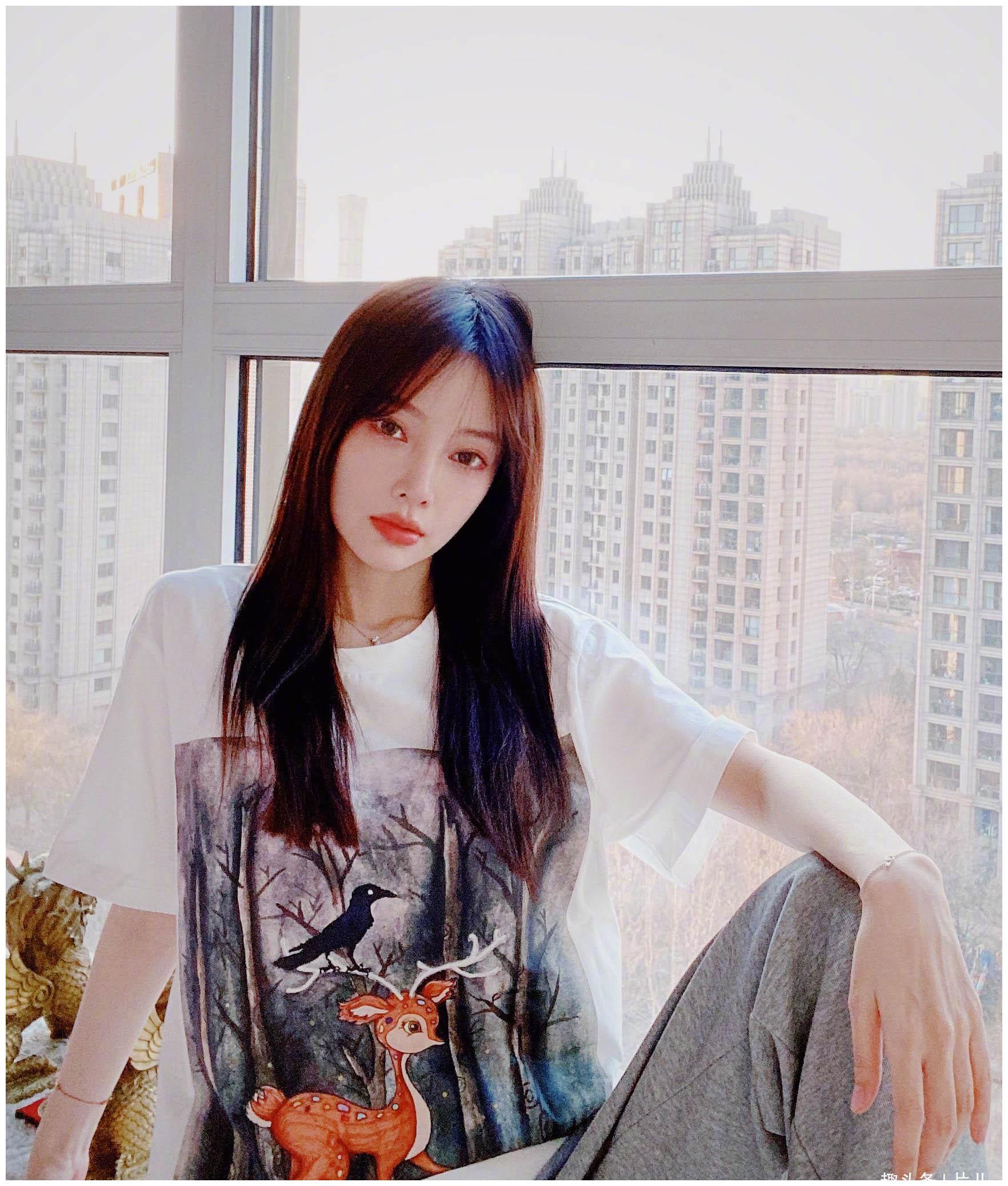 李小璐从演员沦为网红后,晒照大秀身材,吸引网友观看直播