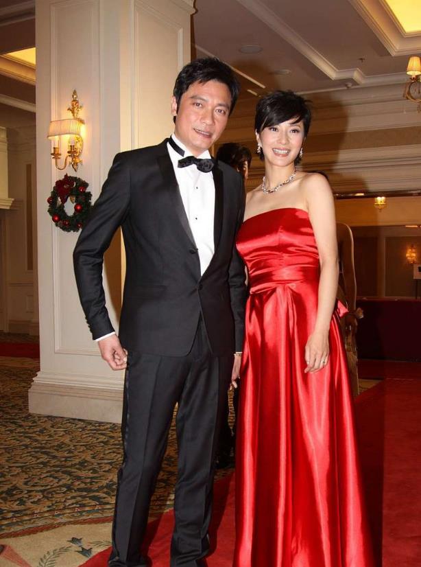 罗嘉良和差11岁老婆同框男帅女美气质高级夫妻恩爱感好浓重