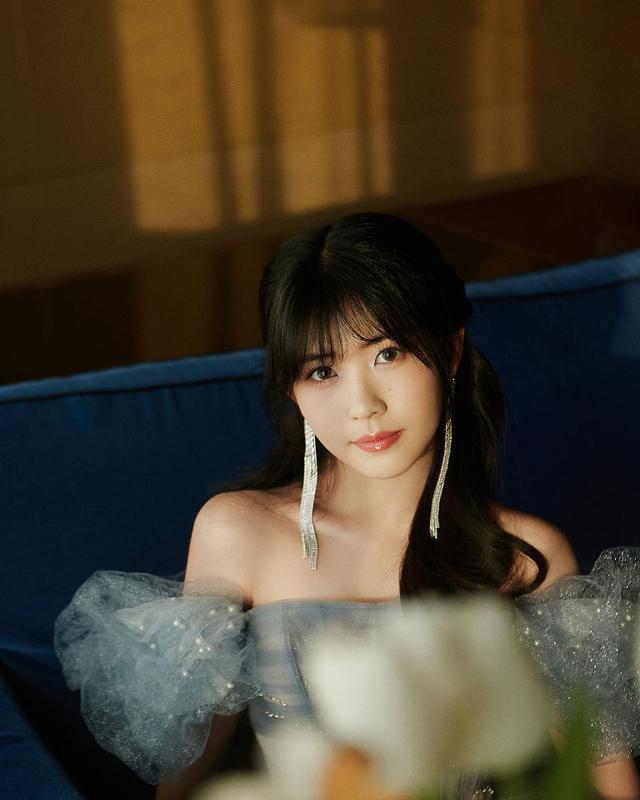 赖美云灰紫色纱裙仙气十足超唯美肩前蝴蝶装饰上演侧颜杀