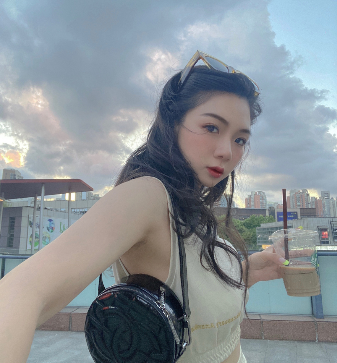 前广州足球队球员孙祥的妻子晒出自己的街拍