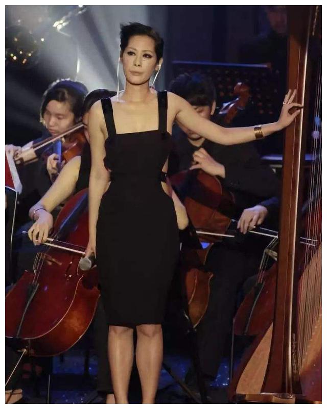 私生子事件导致她露宿街头关淑怡低调但很容易意气用事,这也就注定